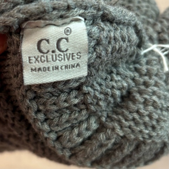 C.C Hat-43 Thick Warm Cap Hat Skully Faux Fur Pom Pom Cable Knit Beanie Gray GUC - Picture 5 of 6